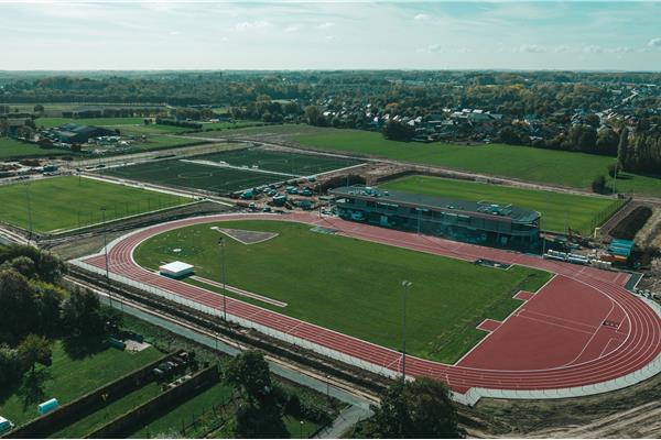 Aanleg sportpark Molenkouter met atletiekpiste, 5 natuur- en kunstgras sportvelden en omgevingswerken - Sportinfrabouw NV
